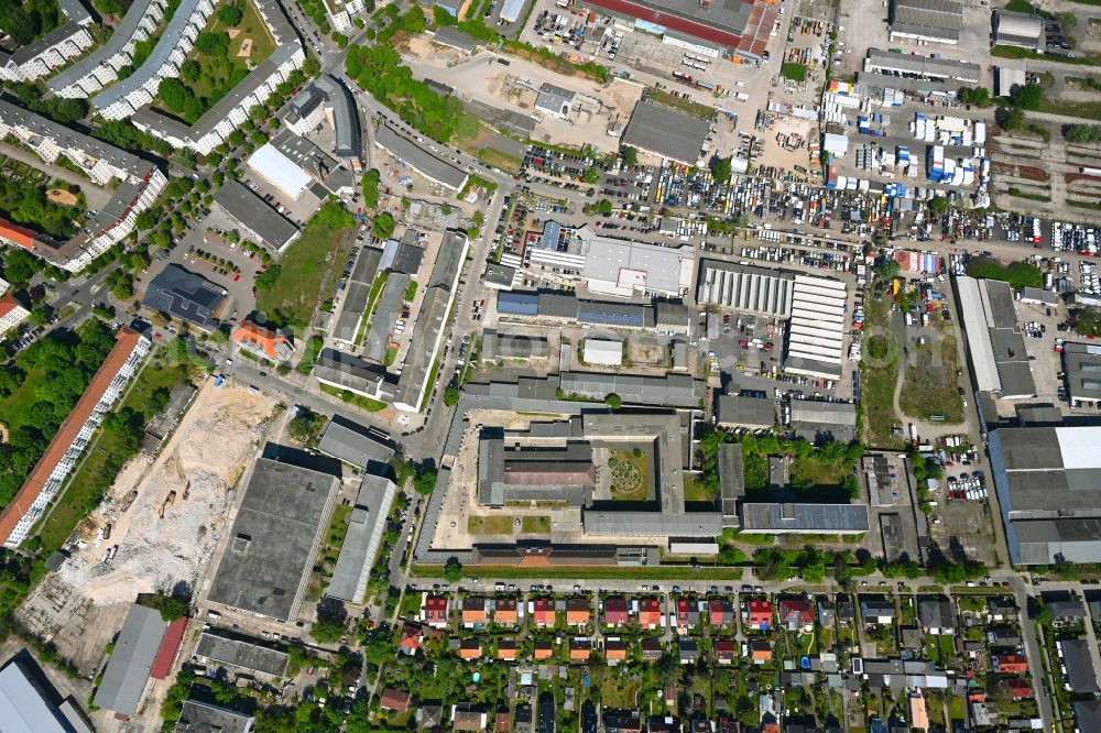 Aerial photograph Berlin - Tourist attraction of the historic monument Gedenkstaette Berlin-Hohenschoenhausen on Genslerstrasse in the district Alt-Hohenschoenhausen in Berlin