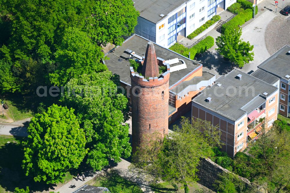 Aerial photograph Bernau - Tower building Pulverturm the rest of the former historic city walls on street Gruenstrasse in Bernau in the state Brandenburg, Germany
