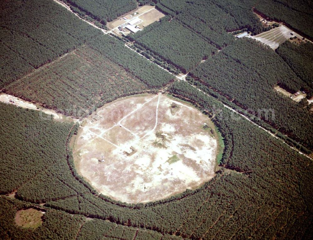 Aerial photograph Kummersdorf - 09.07.02 Blick auf den Sprengplatz in Kummersdorf. Auf dem naheliegenden Sprengplatz wird jeden Freitag Weltkriegs-Munition in die Luft gejagt: Panzerfäuste, Handgranaten, Minen und Bomben.