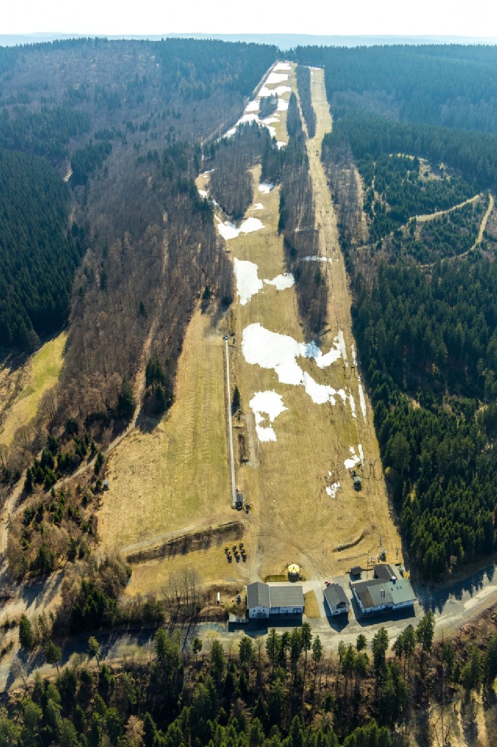 Schmallenberg from the bird's eye view: Mountain slope with downhill ski slope and cable car - lift Hunaulift in Schmallenberg in the state North Rhine-Westphalia, Germany