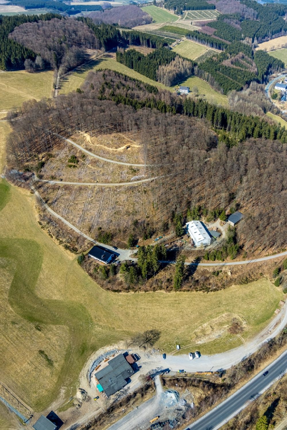 Aerial photograph Schmallenberg - Mountain slope with downhill ski slope and cable car - lift of Ski- and Freizeitgebiet Hohe Lied with Hellermanns Huette in the district Gellinghausen in Schmallenberg at Sauerland in the state North Rhine-Westphalia, Germany