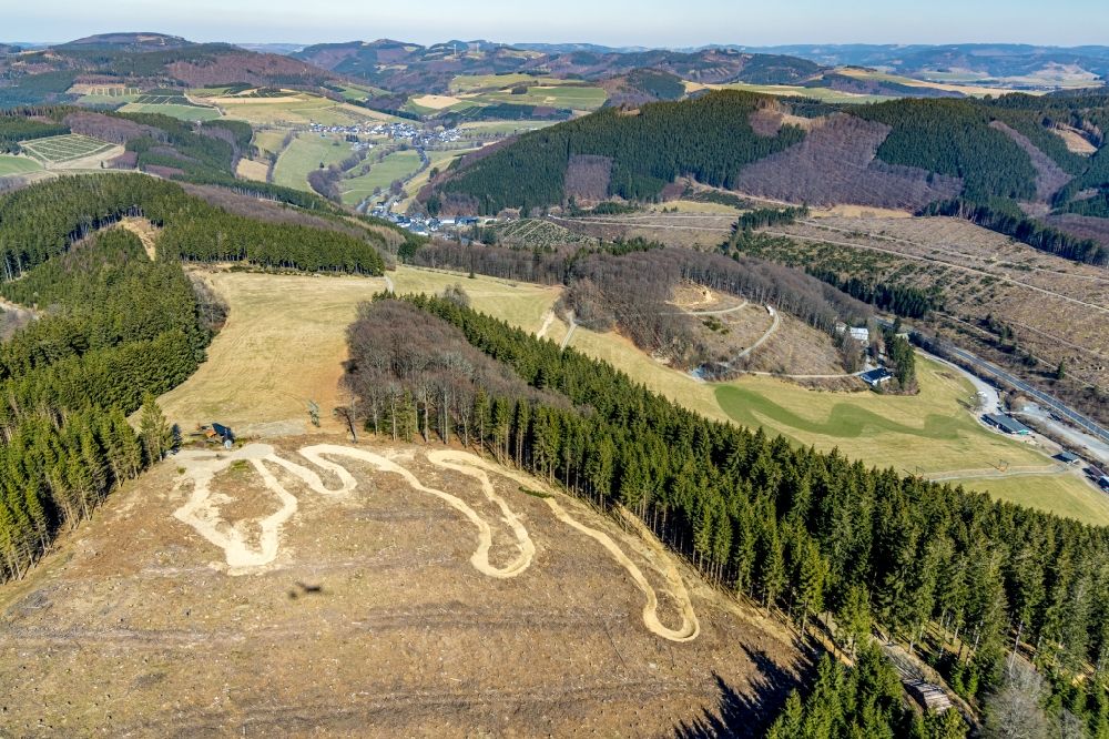 Aerial image Schmallenberg - Mountain slope with downhill ski slope and cable car - lift of Ski- and Freizeitgebiet Hohe Lied with Hellermanns Huette in the district Gellinghausen in Schmallenberg at Sauerland in the state North Rhine-Westphalia, Germany
