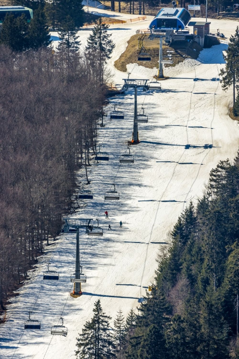 Aerial photograph Winterberg - Mountain slope with downhill ski slope and cable car - lift in Winterberg on Sauerland in the state North Rhine-Westphalia, Germany