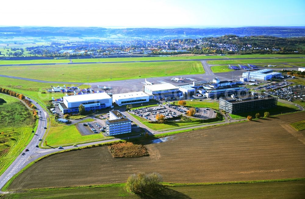 Saarbrücken from the bird's eye view: Dispatch building and terminals on the premises of the airport in the district Ensheim in Saarbruecken in the state Saarland, Germany
