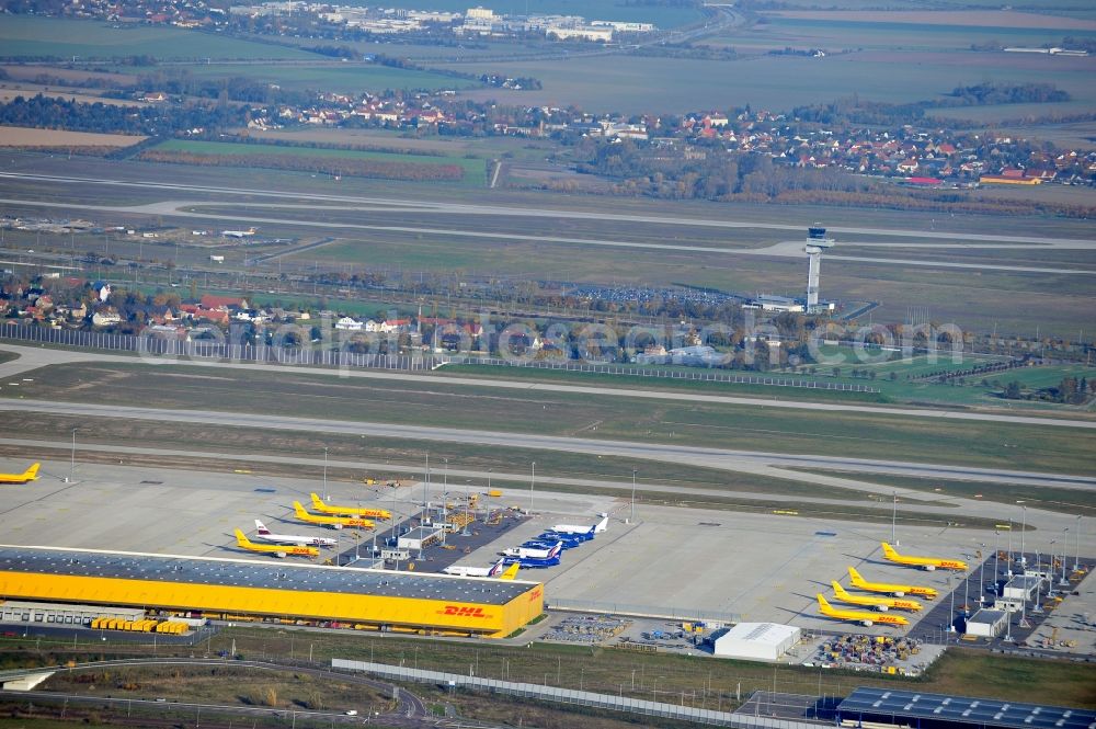Aerial photograph Schkeuditz - Check-in buildings and cargo terminals on the grounds of the airport on DHL Hub in Schkeuditz in the state Saxony, Germany