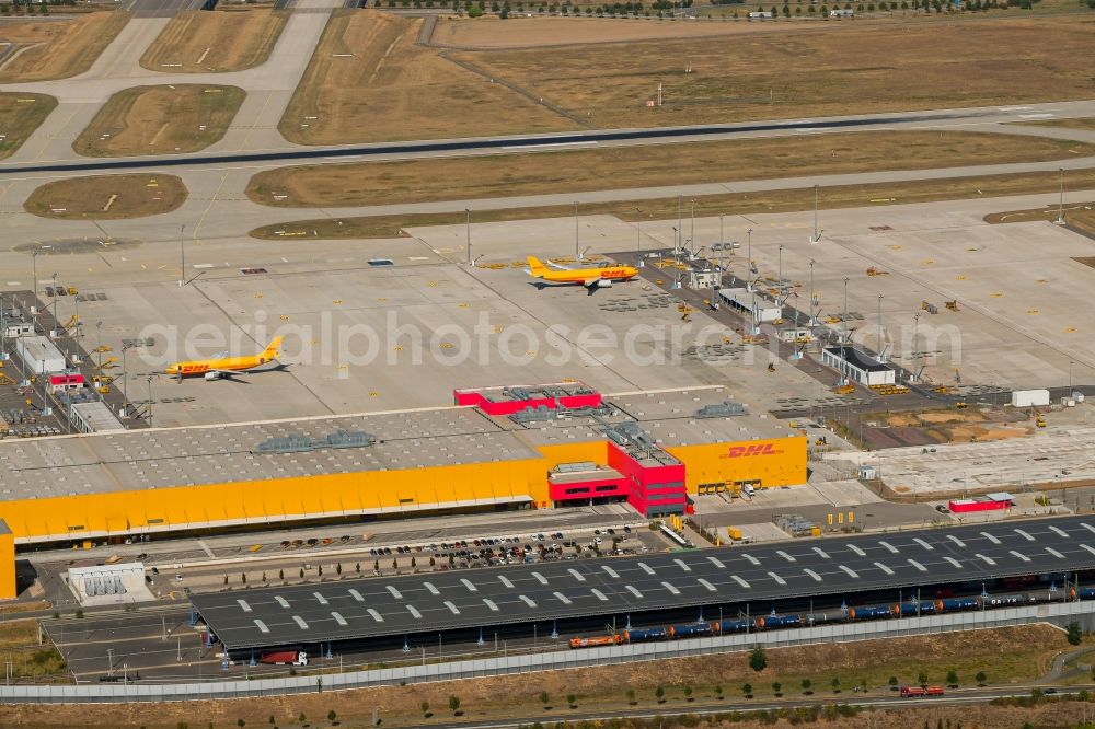 Aerial photograph Schkeuditz - Check-in buildings and cargo terminals on the grounds of the airport on DHL Hub in Schkeuditz in the state Saxony, Germany