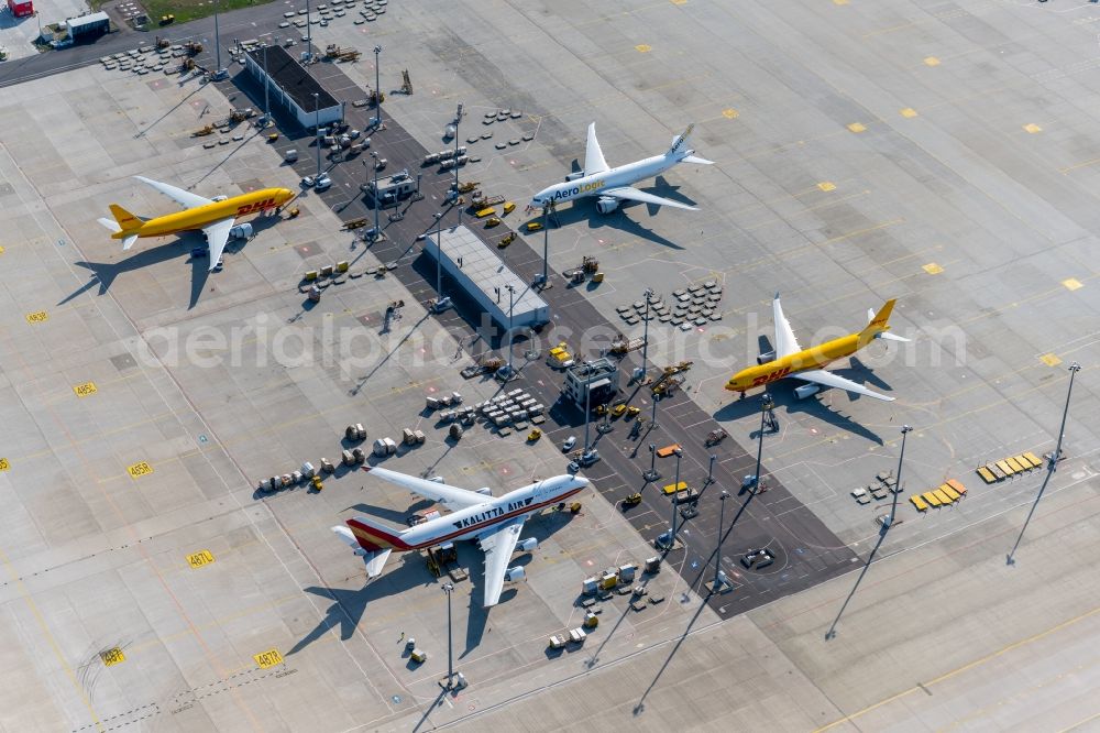 Schkeuditz from the bird's eye view: Check-in buildings and cargo terminals on the grounds of the airport on DHL Hub in Schkeuditz in the state Saxony, Germany