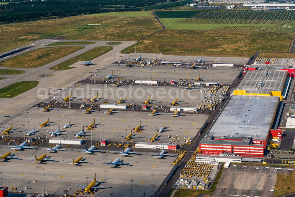 Schkeuditz from the bird's eye view: Check-in buildings and cargo terminals on the grounds of the airport on DHL Hub in Schkeuditz in the state Saxony, Germany