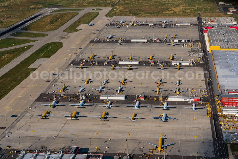 Aerial image Schkeuditz - Check-in buildings and cargo terminals on the grounds of the airport on DHL Hub in Schkeuditz in the state Saxony, Germany