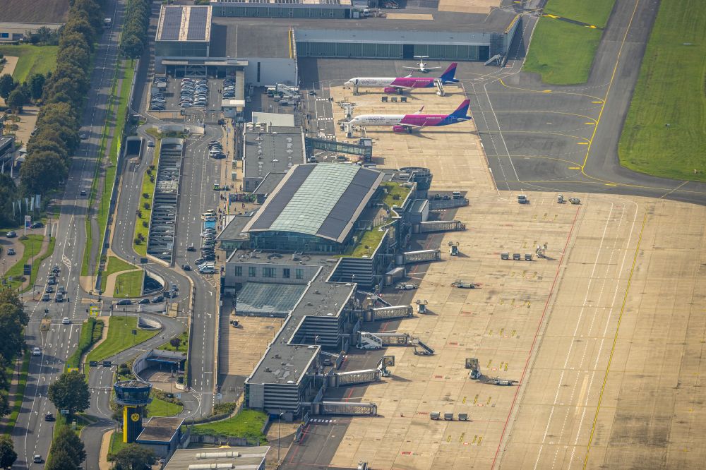 Aerial photograph Dortmund - Dispatch building and terminals on the premises of the airport in Dortmund at Ruhrgebiet in the state North Rhine-Westphalia, Germany