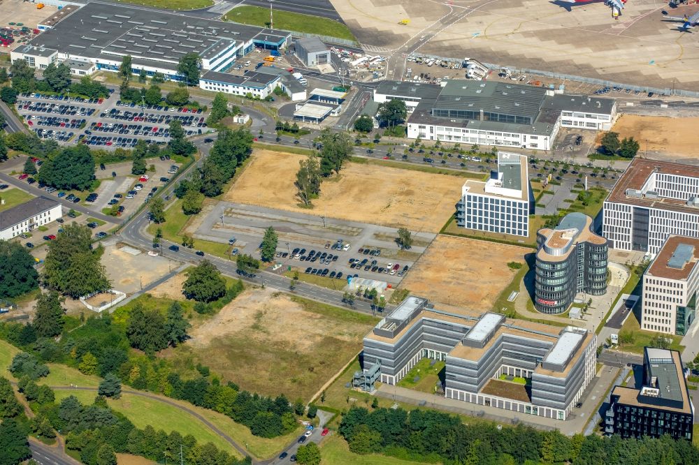 Aerial photograph Düsseldorf - Dispatch building and terminals on the premises of the airport Airport-City DUS on Flughafenstrasse in Duesseldorf in the state North Rhine-Westphalia