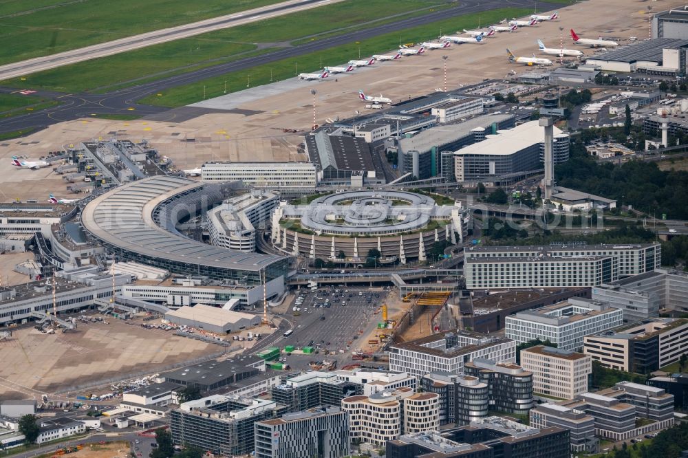 Aerial photograph Düsseldorf - Dispatch building and terminals on the premises of the airport Airport-City DUS on Flughafenstrasse in Duesseldorf at Ruhrgebiet in the state North Rhine-Westphalia