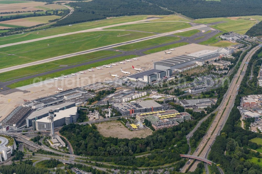 Aerial image Düsseldorf - Dispatch building and terminals on the premises of the airport Airport-City DUS on Flughafenstrasse in Duesseldorf at Ruhrgebiet in the state North Rhine-Westphalia
