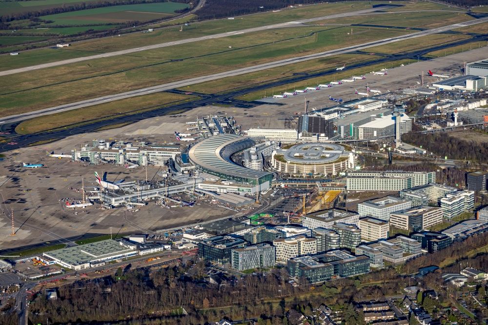 Düsseldorf from the bird's eye view: Dispatch building and terminals on the premises of the airport Airport-City DUS on Flughafenstrasse in Duesseldorf at Ruhrgebiet in the state North Rhine-Westphalia