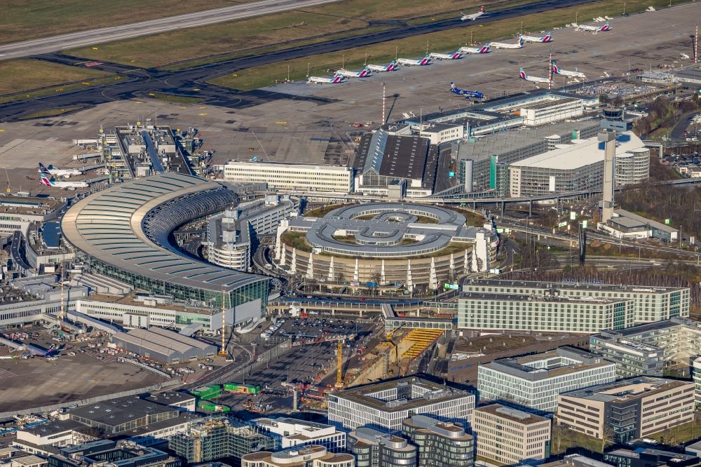Aerial image Düsseldorf - Dispatch building and terminals on the premises of the airport Airport-City DUS on Flughafenstrasse in Duesseldorf at Ruhrgebiet in the state North Rhine-Westphalia