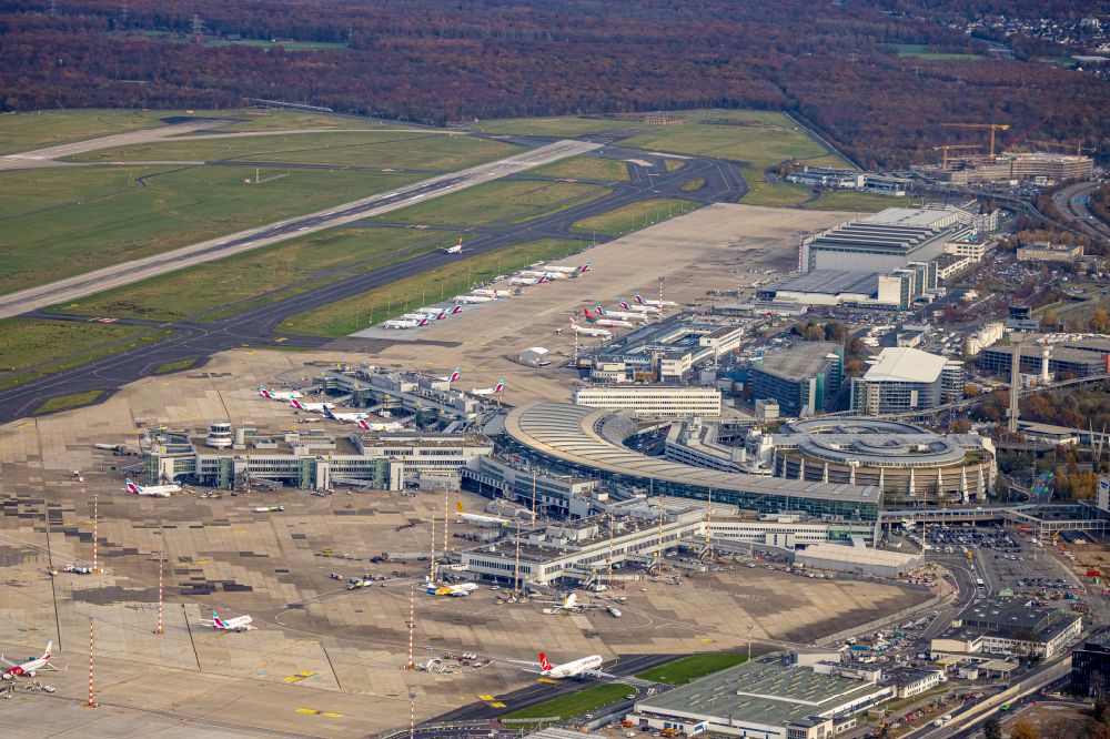 Düsseldorf from above - Dispatch building and terminals on the premises of the airport Airport-City DUS on Flughafenstrasse in Duesseldorf in the state North Rhine-Westphalia