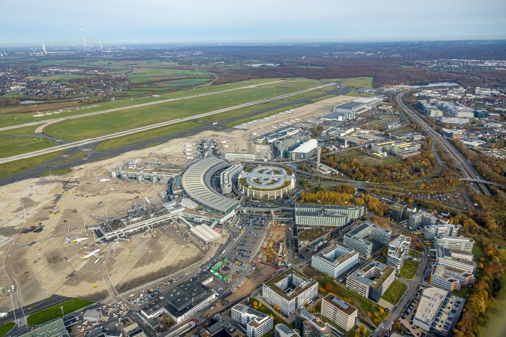 Düsseldorf from the bird's eye view: Dispatch building and terminals on the premises of the airport Airport-City DUS on Flughafenstrasse in Duesseldorf in the state North Rhine-Westphalia
