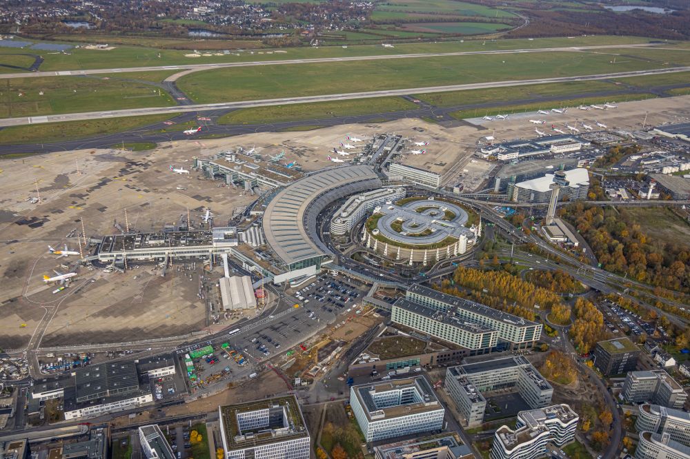 Aerial photograph Düsseldorf - Dispatch building and terminals on the premises of the airport Airport-City DUS on Flughafenstrasse in Duesseldorf in the state North Rhine-Westphalia