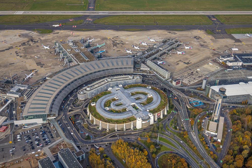 Düsseldorf from above - Dispatch building and terminals on the premises of the airport Airport-City DUS on Flughafenstrasse in Duesseldorf in the state North Rhine-Westphalia