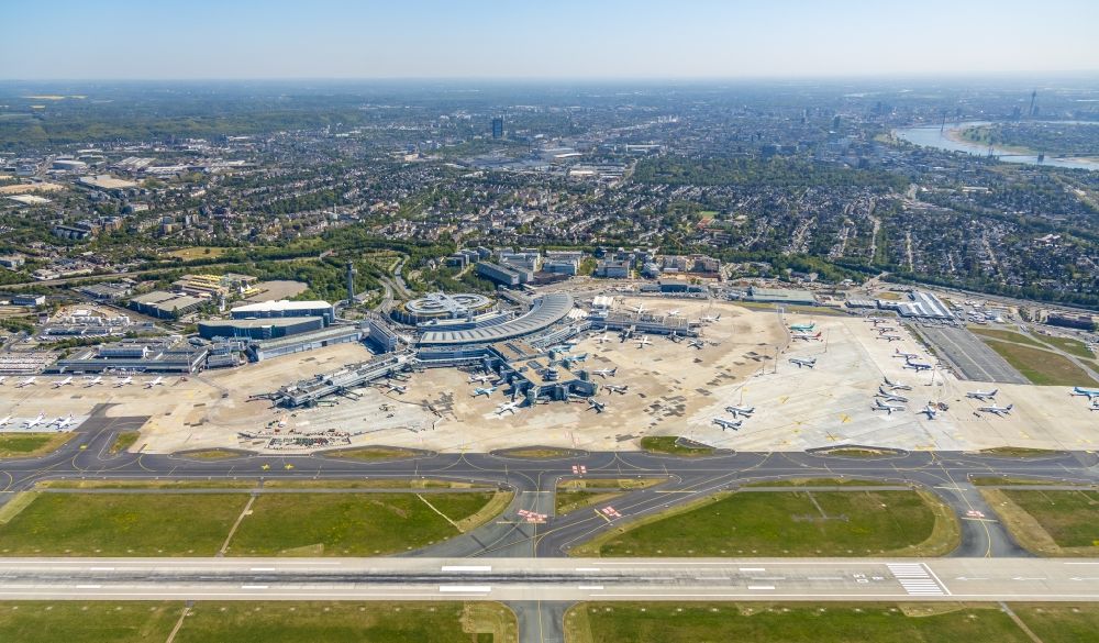 Düsseldorf from the bird's eye view: Dispatch building and terminals on the premises of the airport in Duesseldorf in the state North Rhine-Westphalia, Germany