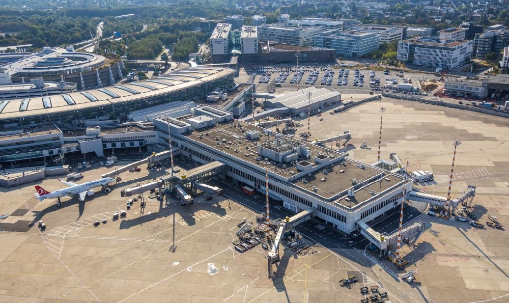 Aerial photograph Düsseldorf - Dispatch building and terminals on the premises of the airport in Duesseldorf in the state North Rhine-Westphalia, Germany