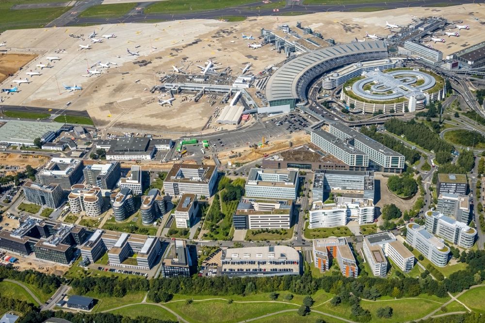 Aerial photograph Düsseldorf - Dispatch building and terminals on the premises of the airport in Duesseldorf at Ruhrgebiet in the state North Rhine-Westphalia, Germany