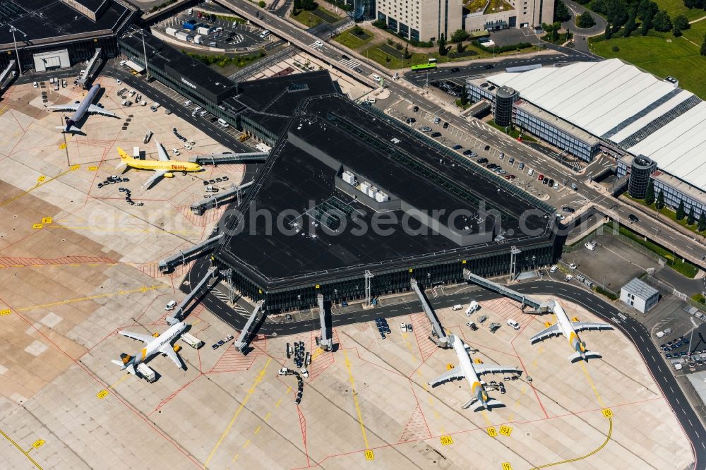 Aerial photograph Langenhagen - Dispatch building and terminals on the premises of the airport Flughafen Hannover on Flughafenstrasse in Langenhagen in the state Lower Saxony, Germany
