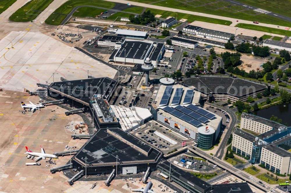 Langenhagen from the bird's eye view: Dispatch building and terminals on the premises of the airport Flughafen Hannover on Flughafenstrasse in Langenhagen in the state Lower Saxony, Germany