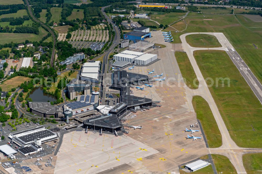 Aerial image Langenhagen - Dispatch building and terminals on the premises of the airport Flughafen Hannover on Flughafenstrasse in Langenhagen in the state Lower Saxony, Germany