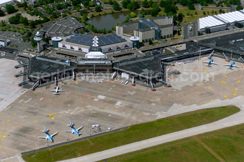 Aerial photograph Langenhagen - Dispatch building and terminals on the premises of the airport Flughafen Hannover on Flughafenstrasse in Langenhagen in the state Lower Saxony, Germany
