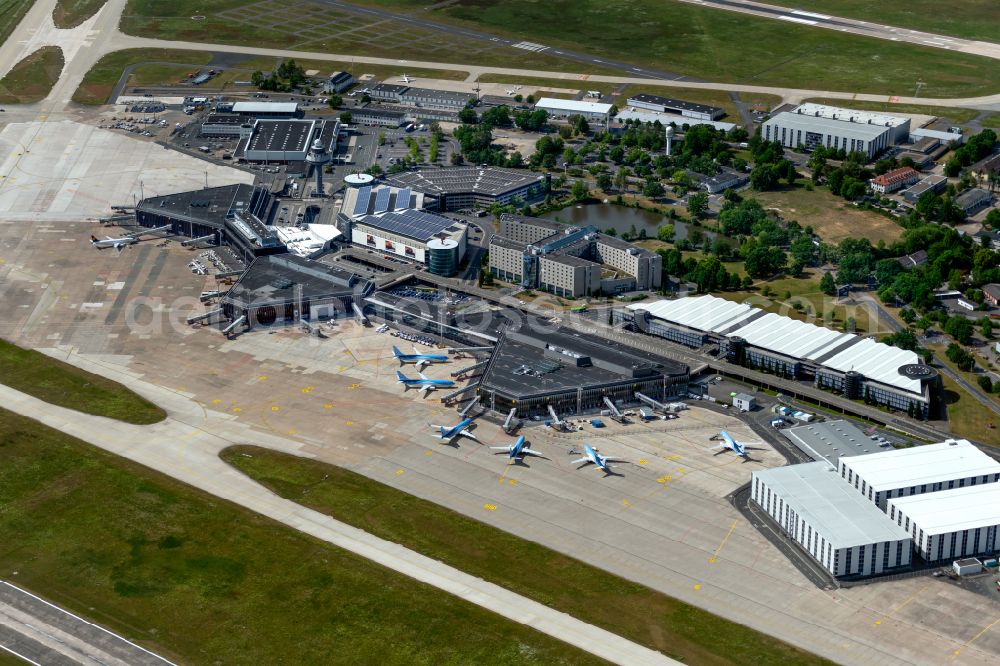 Aerial image Langenhagen - Dispatch building and terminals on the premises of the airport Flughafen Hannover on Flughafenstrasse in Langenhagen in the state Lower Saxony, Germany