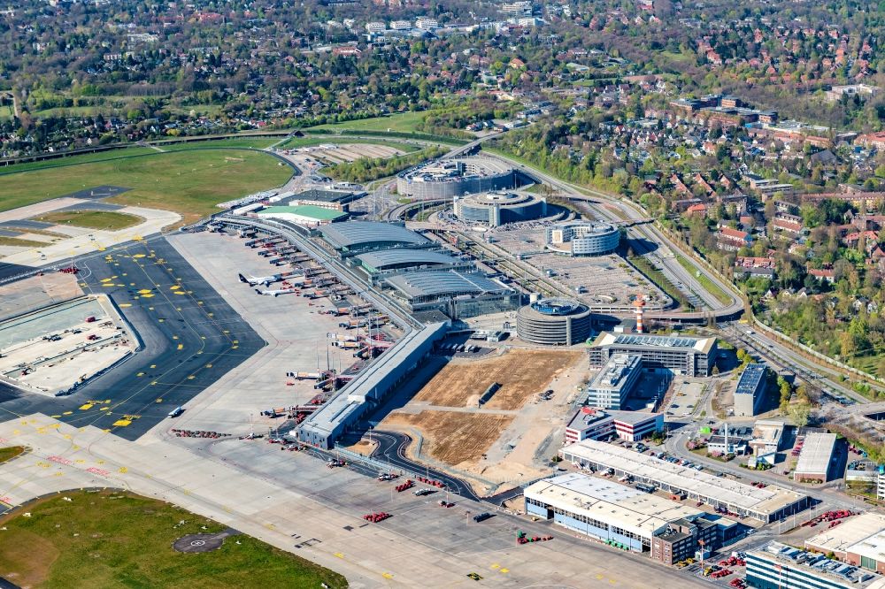 Hamburg from the bird's eye view: Dispatch building and terminals on the premises of the airport Hamburg Airport Helmut Schmidt (ICAO-Code EDDH) in the district Fuhlsbuettel in Hamburg, Germany
