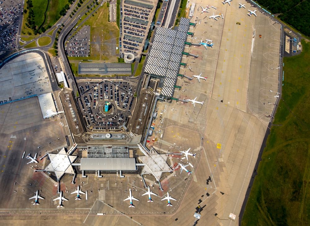 Köln from above - Dispatch building and terminals on the premises of the airport Koeln Bonn Airport in the district Grengel in Cologne in the state North Rhine-Westphalia, Germany