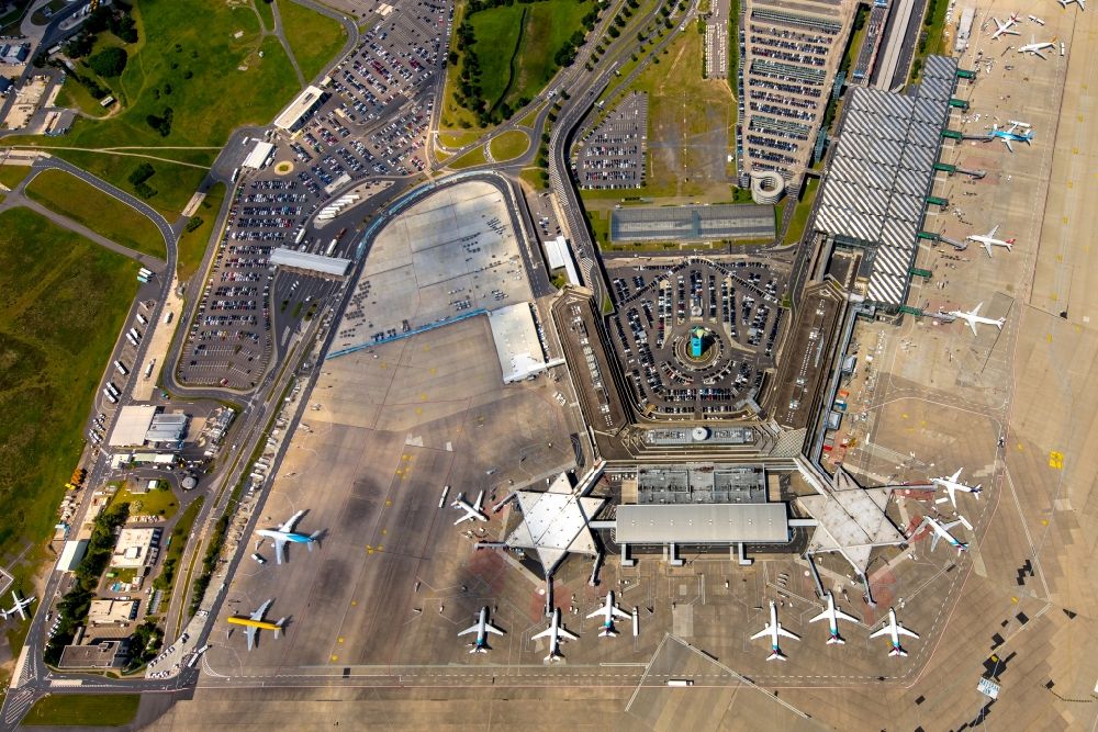Köln from the bird's eye view: Dispatch building and terminals on the premises of the airport Koeln Bonn Airport in the district Grengel in Cologne in the state North Rhine-Westphalia, Germany