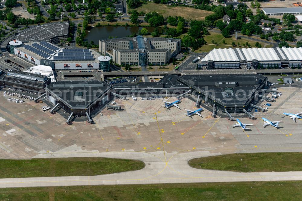 Aerial photograph Langenhagen - Dispatch building and terminals on the premises of the airport Flughafen Hannover-Langenhagen GmbH in Langenhagen in the state Lower Saxony, Germany