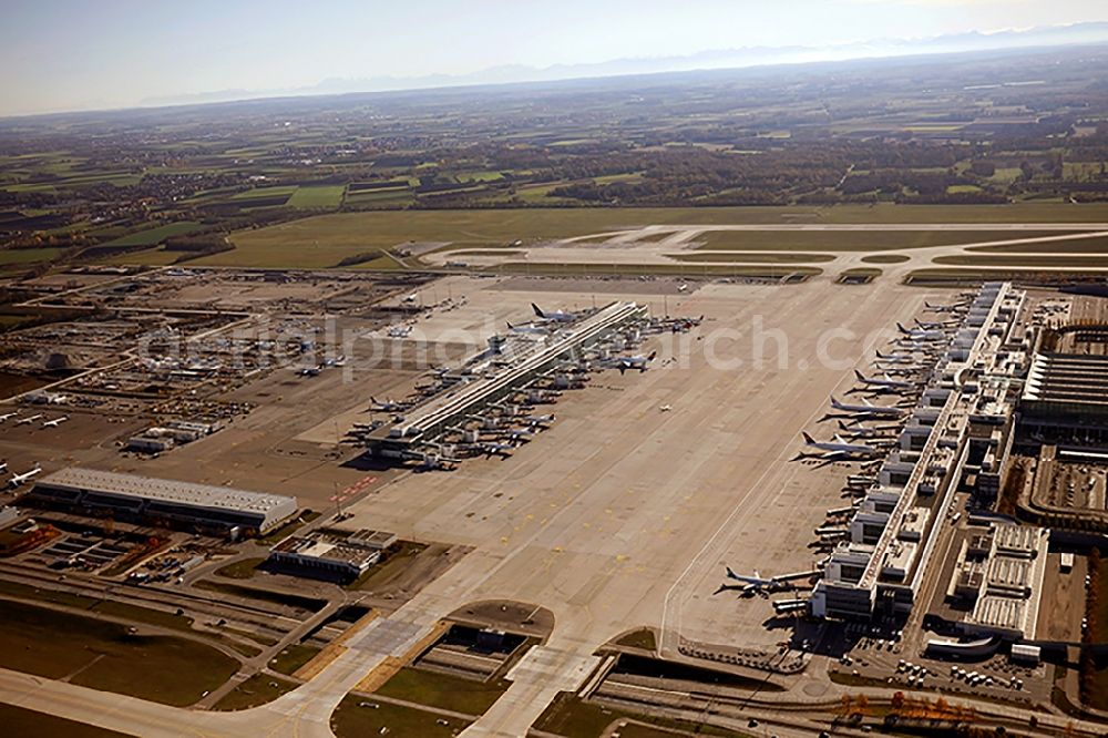 Aerial image München-Flughafen - Dispatch building and terminals on the premises of the airport Flughafen Muenchen on Nordallee in Muenchen-Flughafen in the state Bavaria