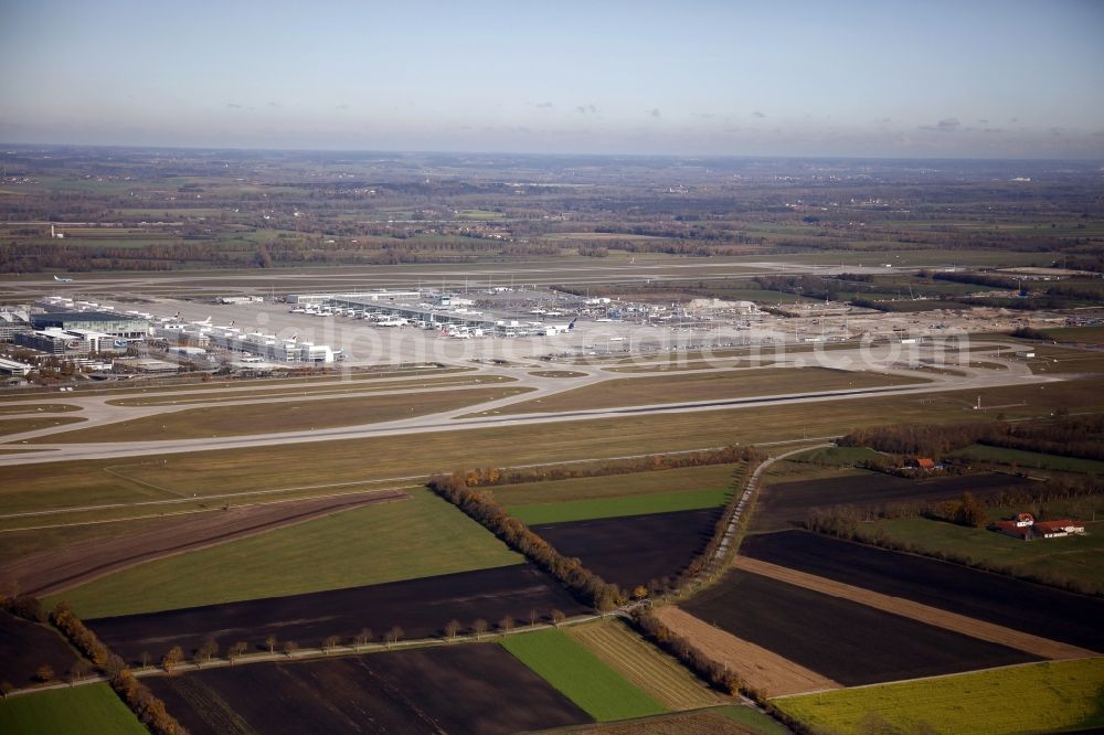 Aerial image München-Flughafen - Dispatch building and terminals on the premises of the airport Flughafen Muenchen on Nordallee in Muenchen-Flughafen in the state Bavaria
