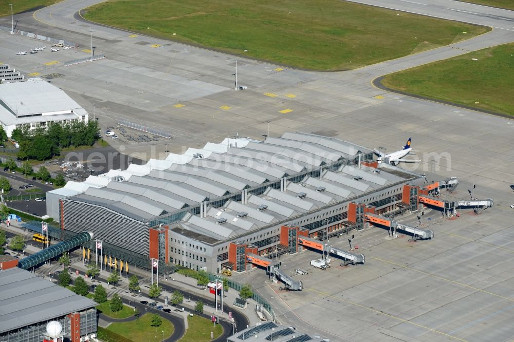 Aerial photograph Dresden - Dispatch building and terminals on the premises of the airport in the district Klotzsche in Dresden in the state Saxony, Germany