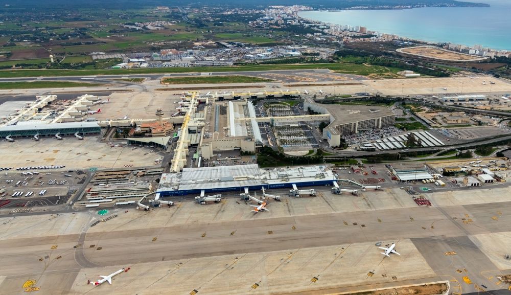 Aerial photograph Palma - Dispatch building and terminals on the premises of the airport Palma de Mallorca in Palma in Islas Baleares, Spain