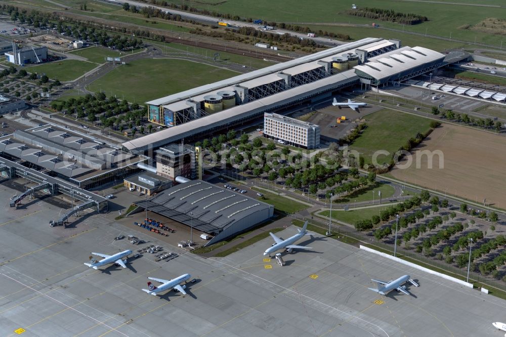 Aerial photograph Schkeuditz - Dispatch building and terminals on the premises of the airport of Flughafen Leipzig/Halle GmbH in Schkeuditz in the state Saxony, Germany