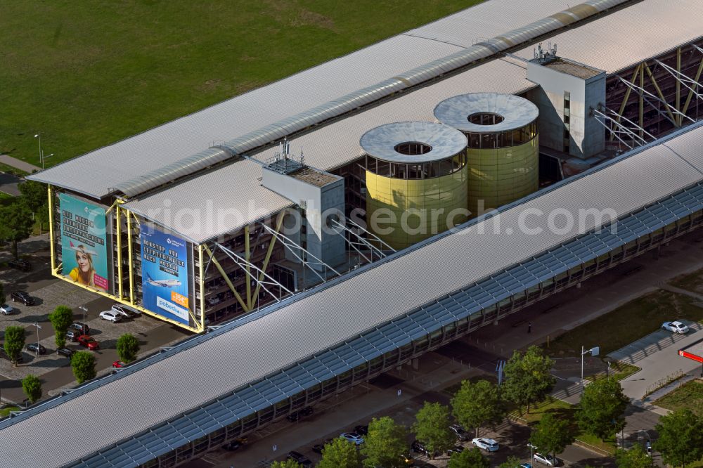 Aerial photograph Schkeuditz - Dispatch building and terminals on the premises of the airport of Flughafen Leipzig/Halle GmbH on street Terminalring in Schkeuditz in the state Saxony, Germany