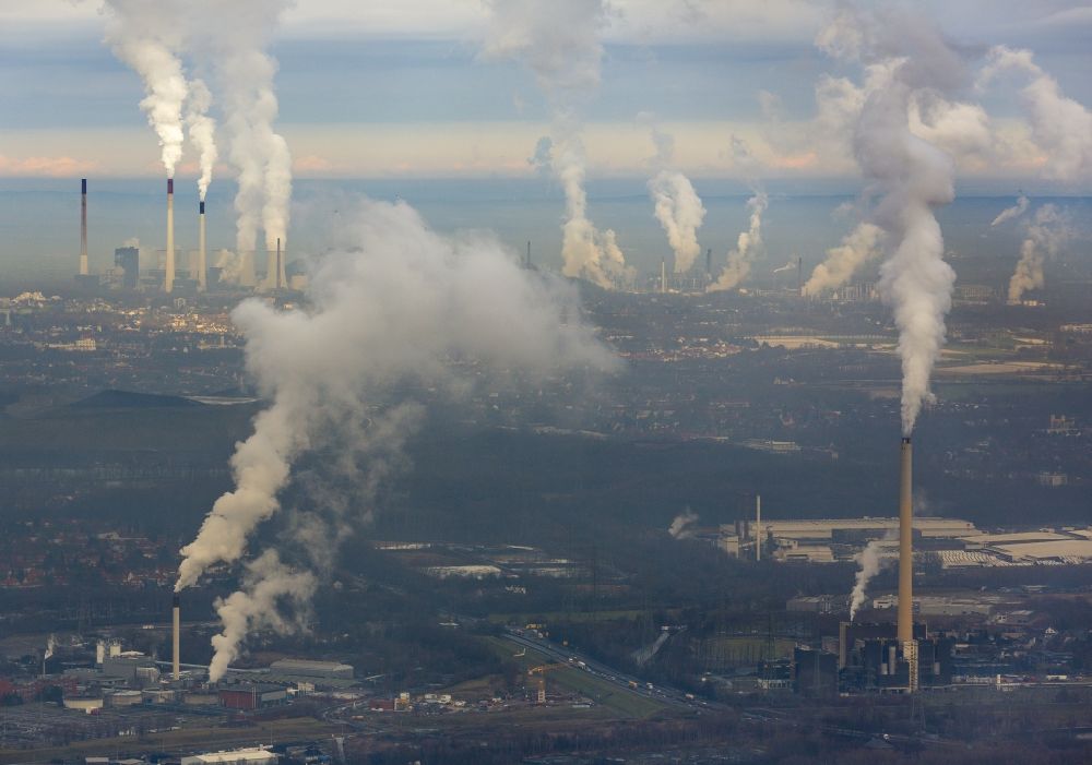 Aerial image Essen - Exhaust fumes from smoking chimneys of industrial areas in Essen in Ruhregebiet in North Rhine-Westphalia