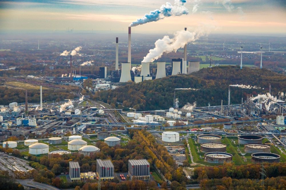 Aerial image Gelsenkirchen - Exhaust smoke plumes from the power plants and exhaust towers of the coal-fired power plant Uniper Gelsenkirchen-Scholven in the Scholven district in Gelsenkirchen in the state North Rhine-Westphalia, Germany