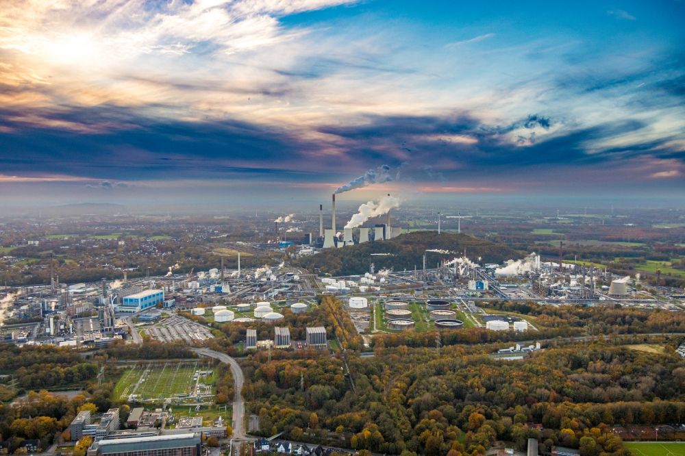Aerial photograph Gelsenkirchen - Exhaust smoke plumes from the power plants and exhaust towers of the coal-fired power plant Uniper Gelsenkirchen-Scholven and cloud formation in the Scholven district in Gelsenkirchen in the state North Rhine-Westphalia, Germany