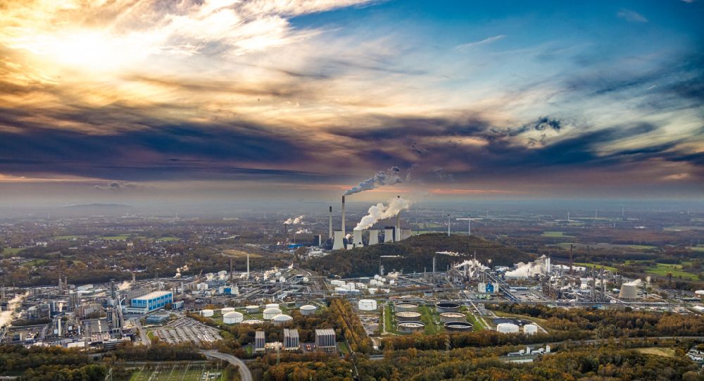 Gelsenkirchen from above - Exhaust smoke plumes from the power plants and exhaust towers of the coal-fired power plant Uniper Gelsenkirchen-Scholven and cloud formation in the Scholven district in Gelsenkirchen in the state North Rhine-Westphalia, Germany