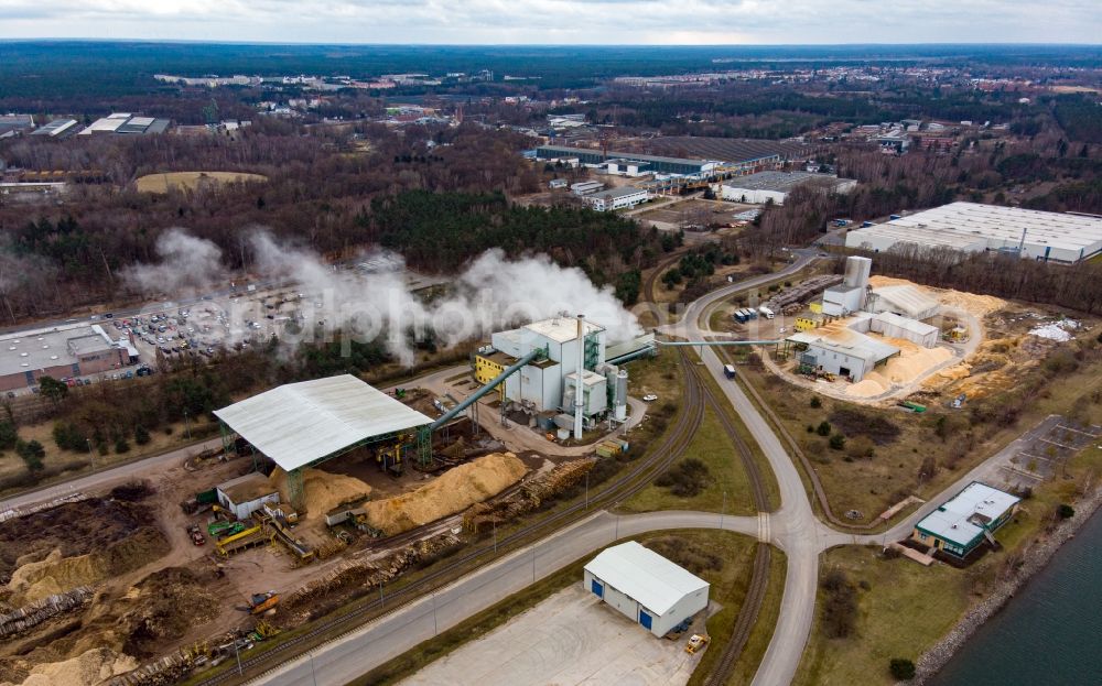 Eberswalde from the bird's eye view: White exhaust smoke plumes from the power plants and exhaust towers of the wood-fired cogeneration plant 1Heiz Pellets in Eberswalde in the state Brandenburg, Germany