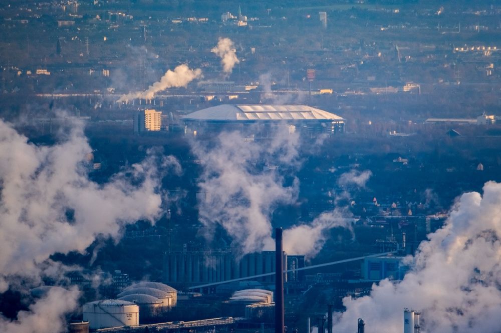 Gelsenkirchen from the bird's eye view: White exhaust smoke plumes from the power plants and exhaust towers of the coal-fired cogeneration plant in Gelsenkirchen in the state North Rhine-Westphalia, Germany