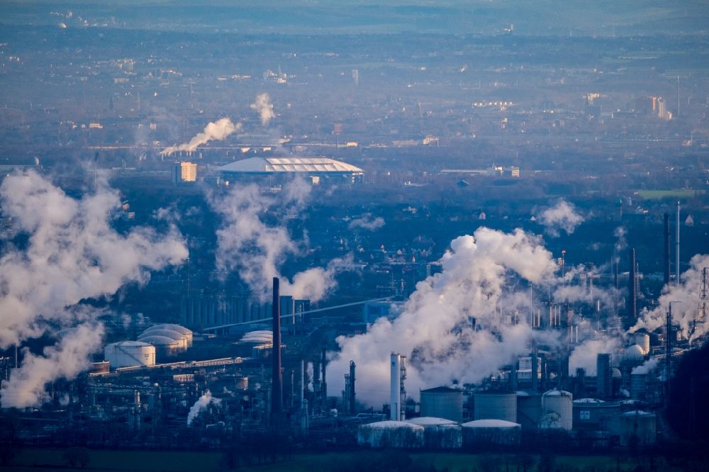 Aerial image Gelsenkirchen - White exhaust smoke plumes from the power plants and exhaust towers of the coal-fired cogeneration plant in Gelsenkirchen in the state North Rhine-Westphalia, Germany