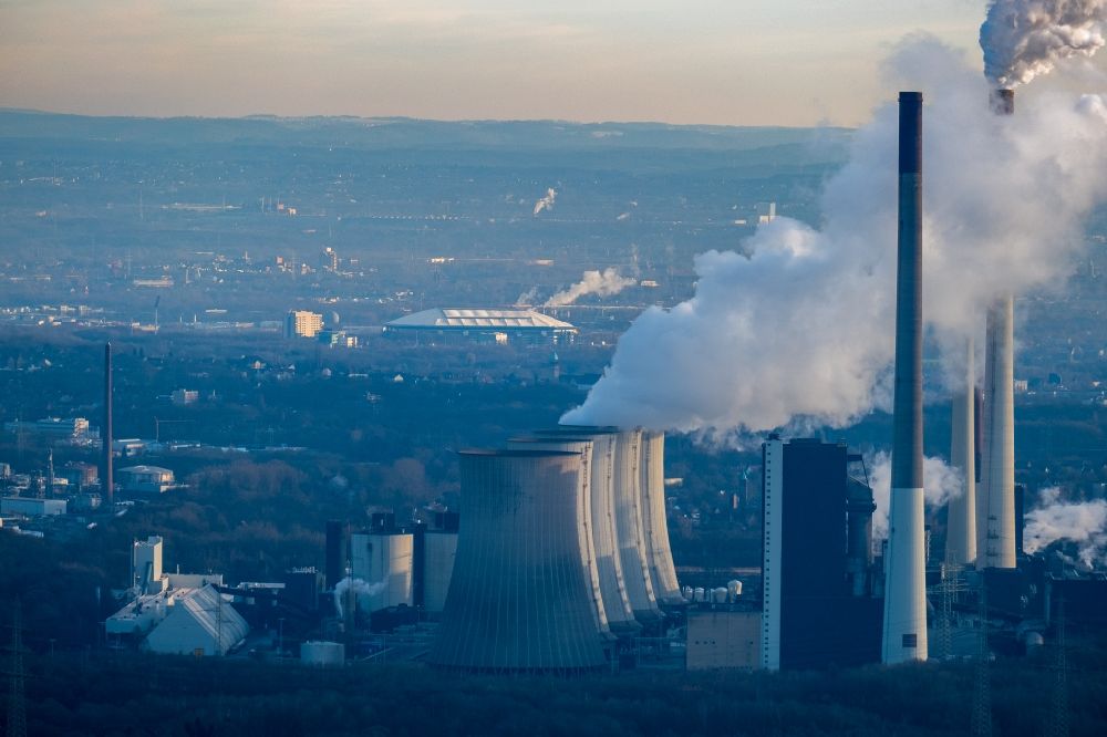 Aerial photograph Gelsenkirchen - White exhaust smoke plumes from the power plants and exhaust towers of the coal-fired cogeneration plant in Gelsenkirchen in the state North Rhine-Westphalia, Germany