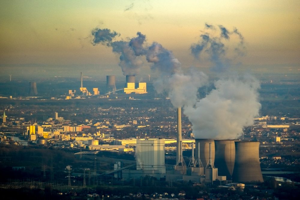 Aerial image Hamm - White exhaust smoke plumes from the power plants and exhaust towers of the coal-fired cogeneration plant in Hamm in the state North Rhine-Westphalia, Germany